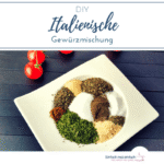 Gewürze auf eckigem Teller mit Tomaten und Olivenöl auf dunklem Untergrund. Text: