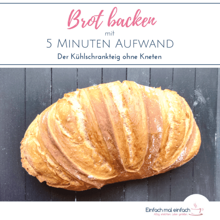 Langes Brot auf dunklem Untergrund mit Mehlspuren. Aufschrift sagt: Brot backen mit 5 Minuten Aufwand - Der Kühlschrankteig ohne Kneten.