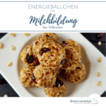 Pyramide aus Energiebällchen mit Cranberrys auf weißem Teller und schwarzem Untergrund. Text:"Energiebällchen zu Milchbildung bei Stillenden."