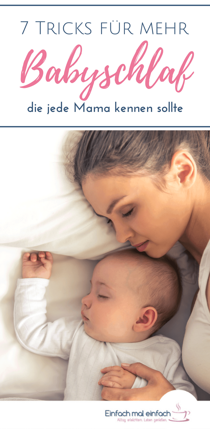 Mutter und Baby schlafen gemeinsam auf weißem Bett. Text:"7 Tricks für mehr Babyschlaf, die jede Mama kennen sollte"