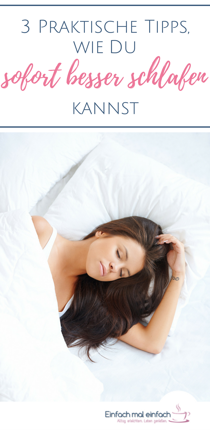 Dunkelhaarige Frau schläft in weißem Bett. Text:"3 Praktische Tipps, wie Du sofort besser schlafen kannst."