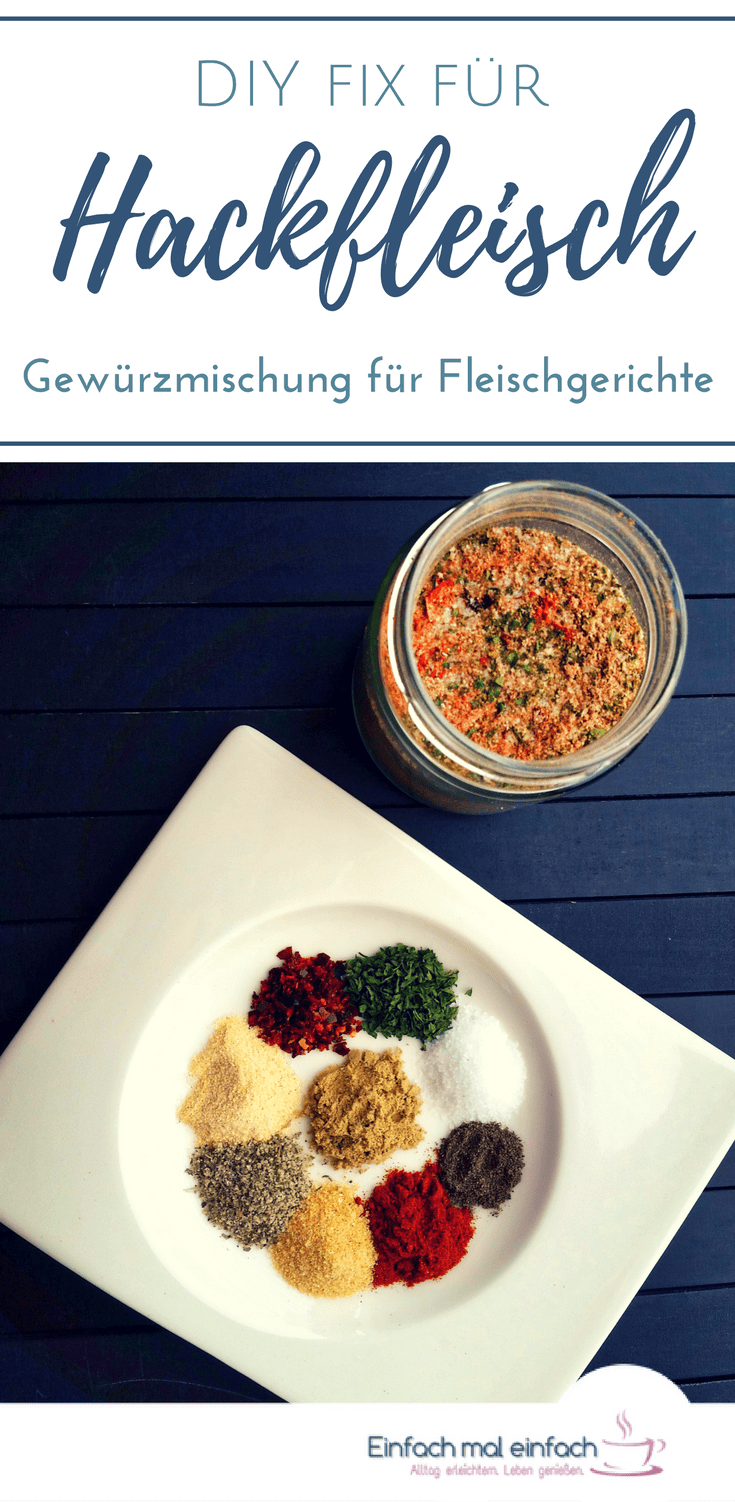 Hackfleisch-Gewürze auf weißem Teller und dunklem Untergrund mit Mischung im Glas daneben. Text:"DIY Fix für Hackfleisch. Gewürzmischung für Fleischgerichte"