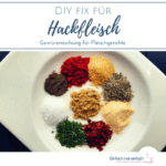 Hackfleisch-Gewürze auf weißem Teller und dunklem Untergrund mit Mischung im Glas daneben. Text: