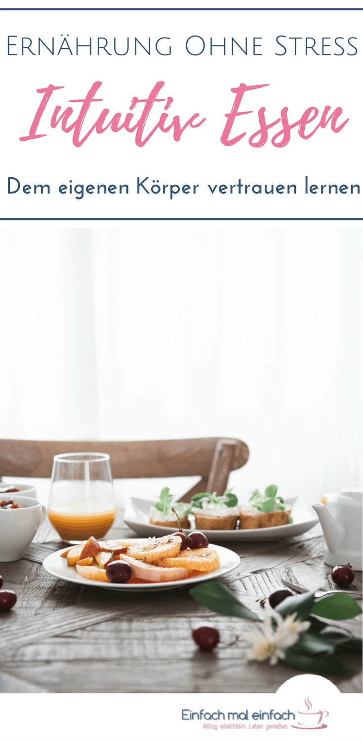 Holztisch mit Frühstücksteller und Orangensaft. Text:"Ernährung ohne Stress - Intuitiv Essen - Dem eigenen Körper vertrauen lernen"