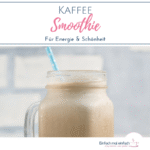 Kaffee im Smoothieglas mit hellblauem Strohhalm vor hellem Hintergrund. Text: Kaffee Smoothie für Energie und Schönheit."