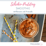 Schoko-Pudding Smoothie mit Kakao-Nibs auf hellbauem Untergrund mit bunten Strohhalmen. Text: