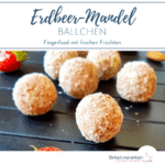 Erdbeer-Mandel-Bällchen auf dunklem Untergrund. Text: