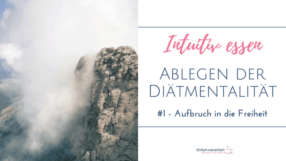 Bergzug teilweise von Nebel verhüllt. Text:"Intuitiv essen - Ablegen der Diätmentalität #1 - Aufbruch in die Freiheit"