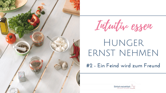 Lebensmittel dekorativ auf einem weißen Holztisch. Text:"Intuitiv essen - Hunger ernst nehmen - #2 - Ein Feind wird zum Freund"