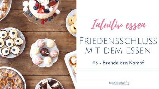 Holztisch mit verschiedenen Tellern voller Kuchen, Torte und Kekse. Text:"Intuitiv essen - Friedensschluss mit dem Essen - #3 - Friedensschluss mit dem Essen"