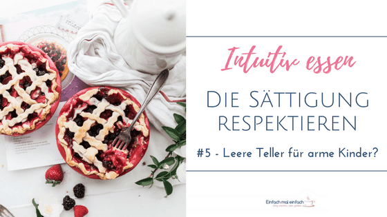 Beerenkuchen in der Form auf hellem Untergrund mit Kaffeekanne. Text:"Intuitiv essen - Sie Sättigung respektieren - #5 - Leere Teller für arme Kinder?"