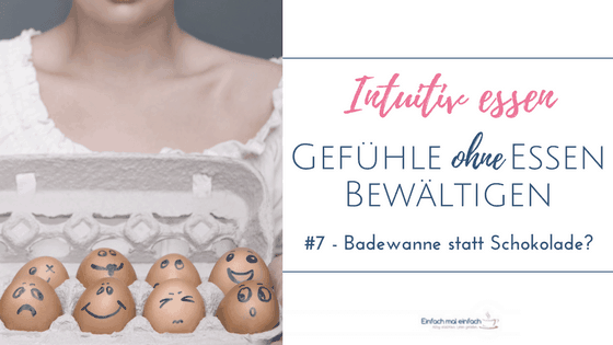 Eier mit unterschiedlichen Gesichtsausdrücken aufgezeichnet im Eierkarton von Frau mit weißem Shirt gehalten. Text:"Intuitiv essen - Gefühle ohne Essen bewältigen - #7 Badewanne statt Schokolade?"