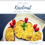 Brot mit Käse überbacken auf weißem Teller und grauem Untergrund, mit Tomaten und Basilikum garniert. Text: