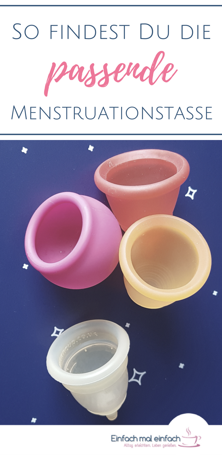 Bunte Menstruationstassen auf blauem Untergrund. Text:"So findest Du die passende Menstruationstasse"