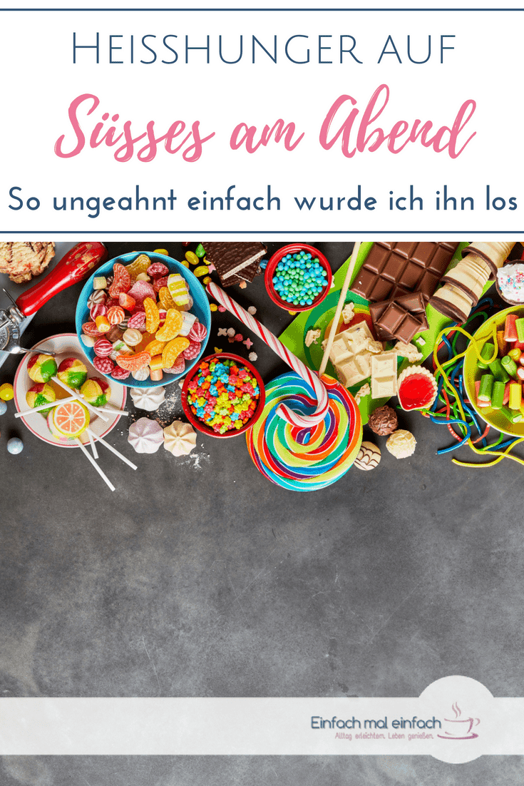 Bunte Süßigkeiten auf grauem Untergrund. Text"Heißhunger auf Süßes am Abend - So ungeahnt einfach wurde ich ihn los"