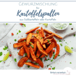 Kartoffelecken aus Süßkartoffeln auf hellem Untergrund. Text:"Gewürzmischung für Kartoffelspalten aus Süßkartoffeln oder Kartoffeln"