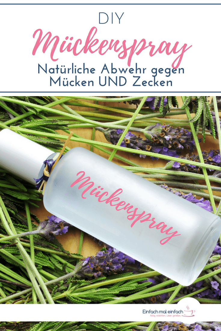 DIY Mückenspray in kleiner Glasflasche mit auf Lavendel. Text: "DIY Mückenspray - Natürliche Abwehr gegen Mücken UND Zecken"