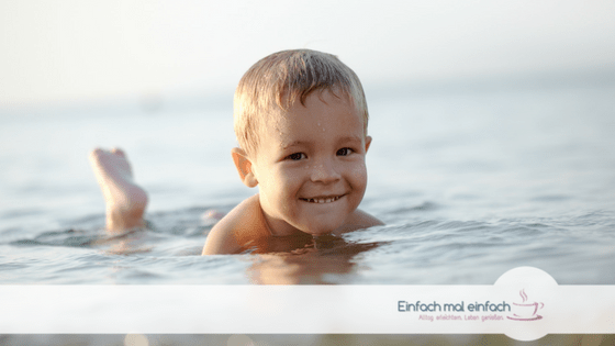 Kleinkind im Meer
