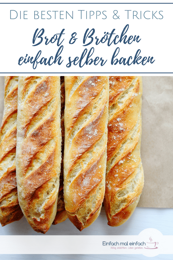Frisch gebackene Baguettestangen auf Backpapier. Text:"Die besten Tipps & Tricks - Brot & Brötchen einfach selber backen""