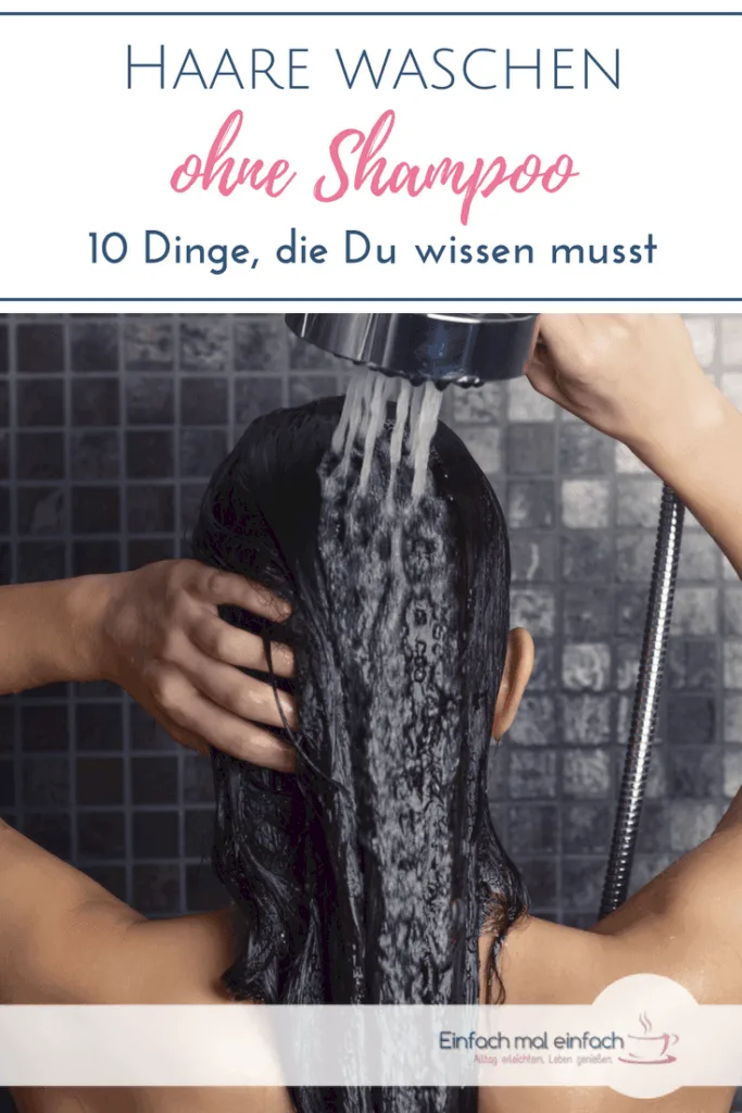 Frau spült Haare unter der Dusche. Text:"Haare waschen ohne Shampoo - 10 Tipps bevor Du startest"