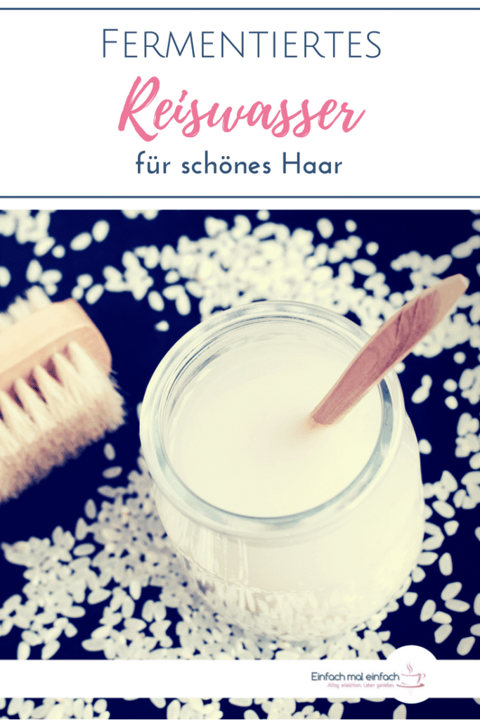 Reiswasser im Glas mit Reiskörnern und Bürste. Text: