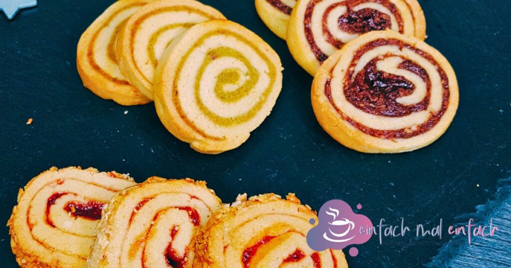 Bunte Schneckenplätzchen auf schwarzem Untergrund