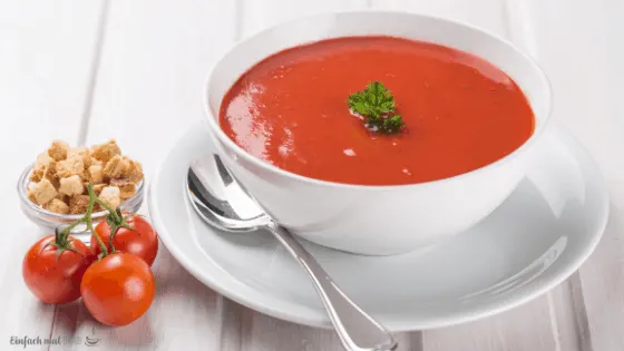 Tomatensuppe in einer Suppentasse