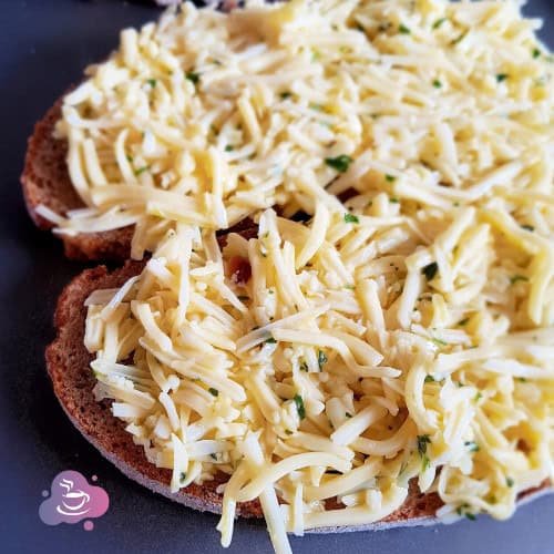 Herzhaftes Vollkornbrot mit geriebenem Käse, perfekt zum Überbacken als köstlicher Snack.